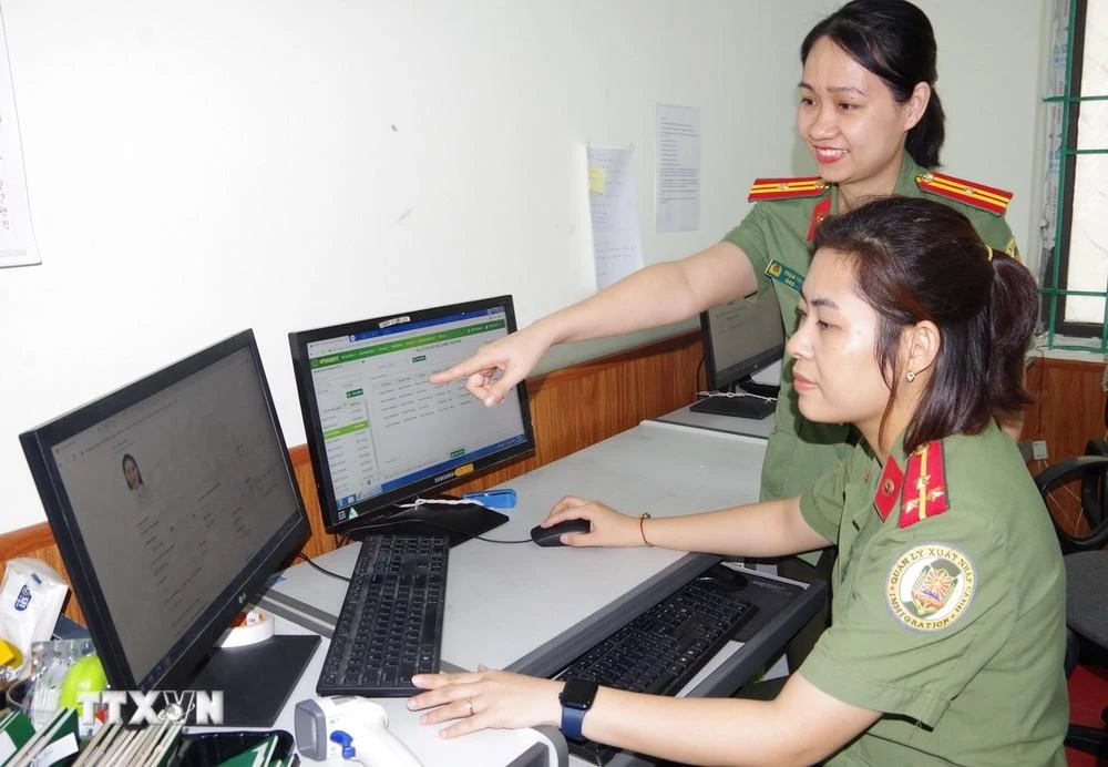 Cán bộ, chiến sỹ Phòng Quản lý xuất nhập cảnh, Công an tỉnh Hà Nam, tiếp nhận hồ sơ đăng ký đề nghị cấp hộ chiếu phổ thông của công dân trên cổng dịch vụ công trực tuyến.