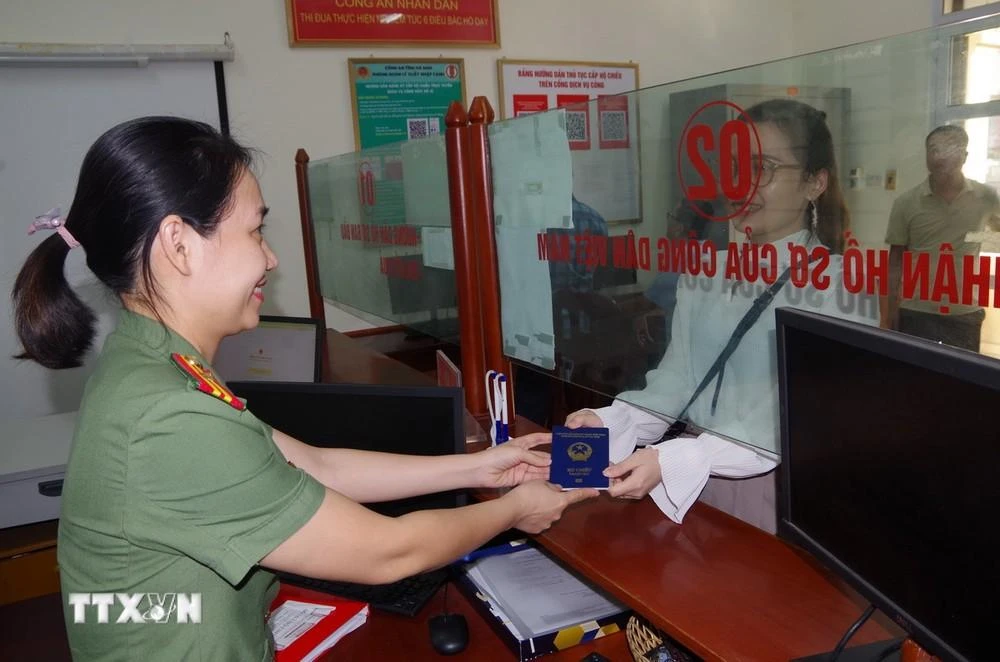 Cán bộ Phòng Quản lý xuất nhập cảnh, Công an tỉnh Hà Nam, trao trả hộ chiếu cho công dân.