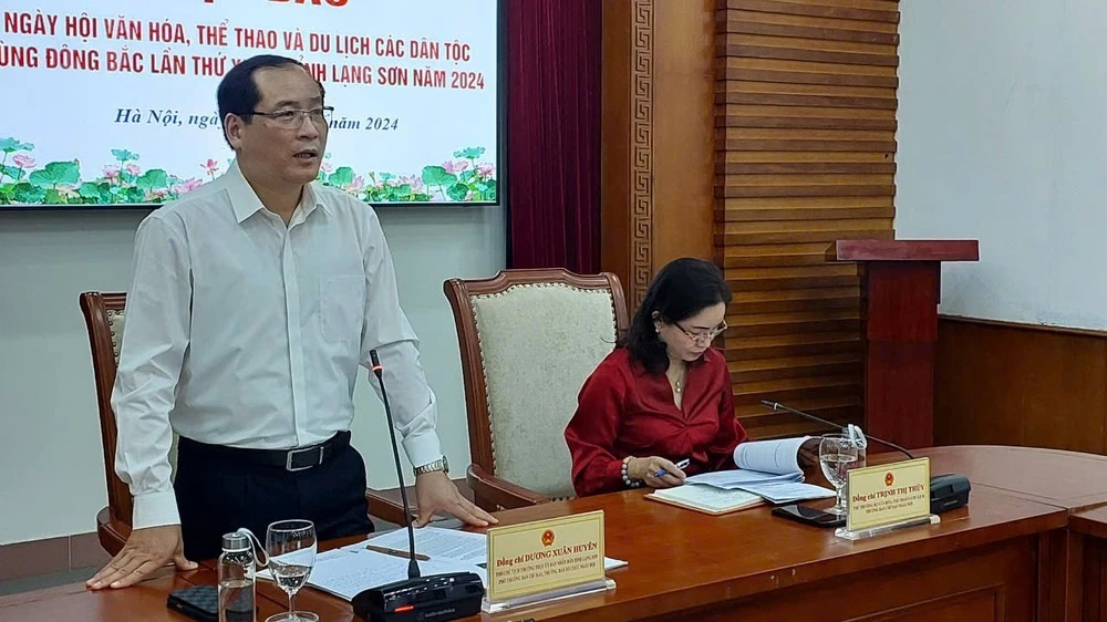 Ông Dương Xuân Huyên, Phó Chủ tịch thường trực Ủy ban Nhân dân tỉnh Lạng Sơn phát biểu tại họp báo.