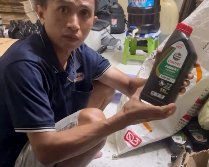 Nguyễn Văn Khánh cầm đầu đường dây nhớt giả bán trên sàn thương mại điện tử bị bắt. Nguyễn Văn Khánh cầm đầu đường dây nhớt giả bán trên sàn thương mại điện tử bị bắt.
