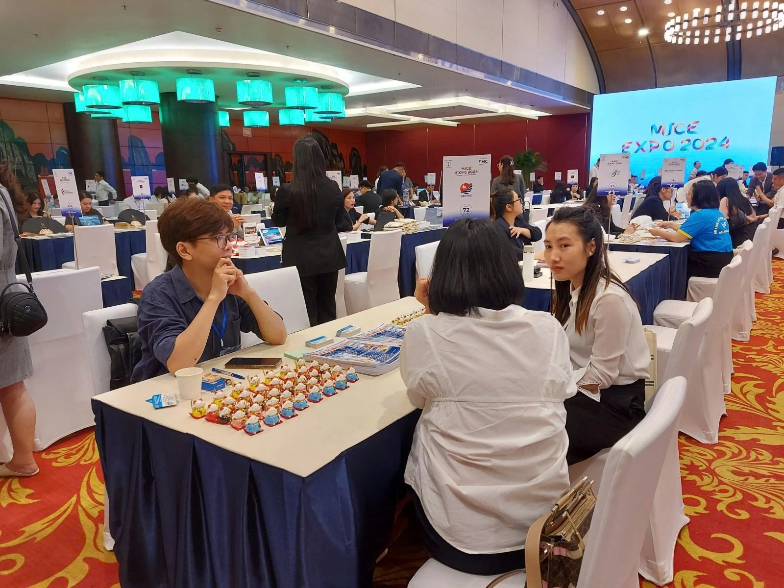 Các doanh nghiệp du lịch, dịch vụ trao đổi hợp tác, liên kết.