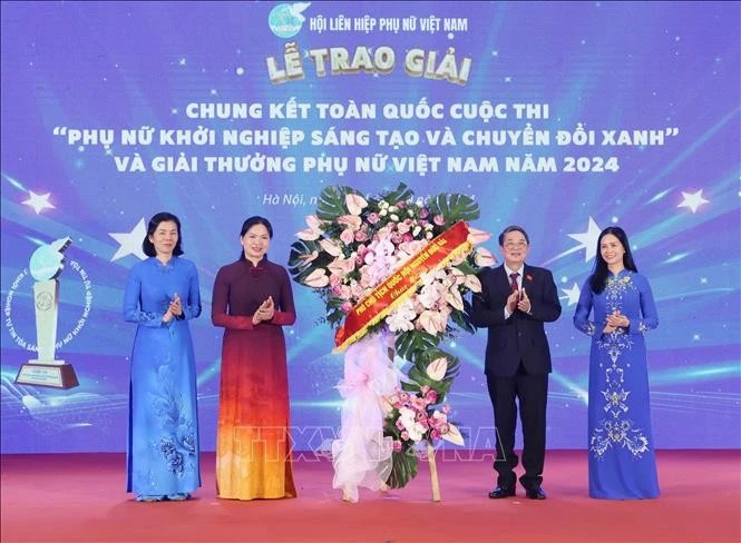 Đồng chí Nguyễn Đức Hải, Uỷ viên Trung ương Đảng, Phó Chủ tịch Quốc tặng hoa chúc mừng Lãnh đạo Hội LHPN Việt Nam.