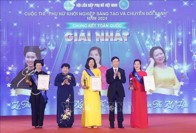 Các tác giả nhận Giải Nhất cuộc thi “Phụ nữ khởi nghiệp sáng tạo và chuyển đổi xanh” năm 2024.