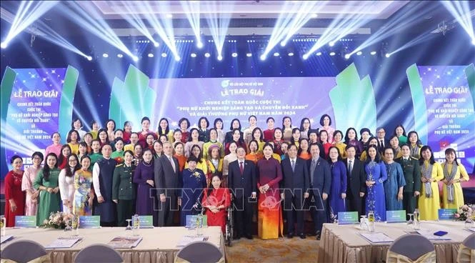 Đại biểu chụp ảnh chung với các tập thể, cá nhân nhận Giải thưởng Phụ nữ Việt Nam và Phụ nữ khởi nghiệp sáng tạo và chuyển đổi xanh năm 2024.