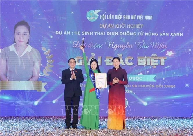 Chị Nguyễn Thị Mến (áo xanh) với Dự án "Hệ sinh thái dinh dưỡng từ nông sản xanh" nhận giải Đặc biệt cuộc thi “Phụ nữ khởi nghiệp sáng tạo và chuyển đổi xanh” năm 2024.