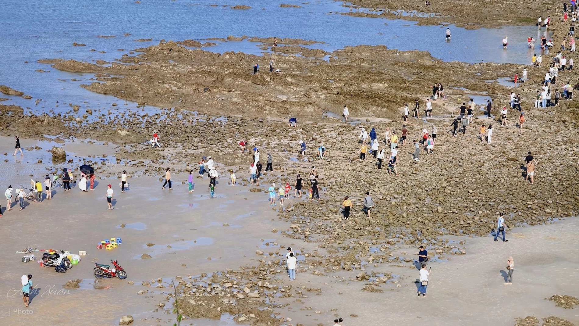 Du khách phải đi bộ qua một bãi cát dài rồi mới bắt đầu vượt con đường đá độc đáo này để tới Hòn Bà. Ảnh: Anh Xuân