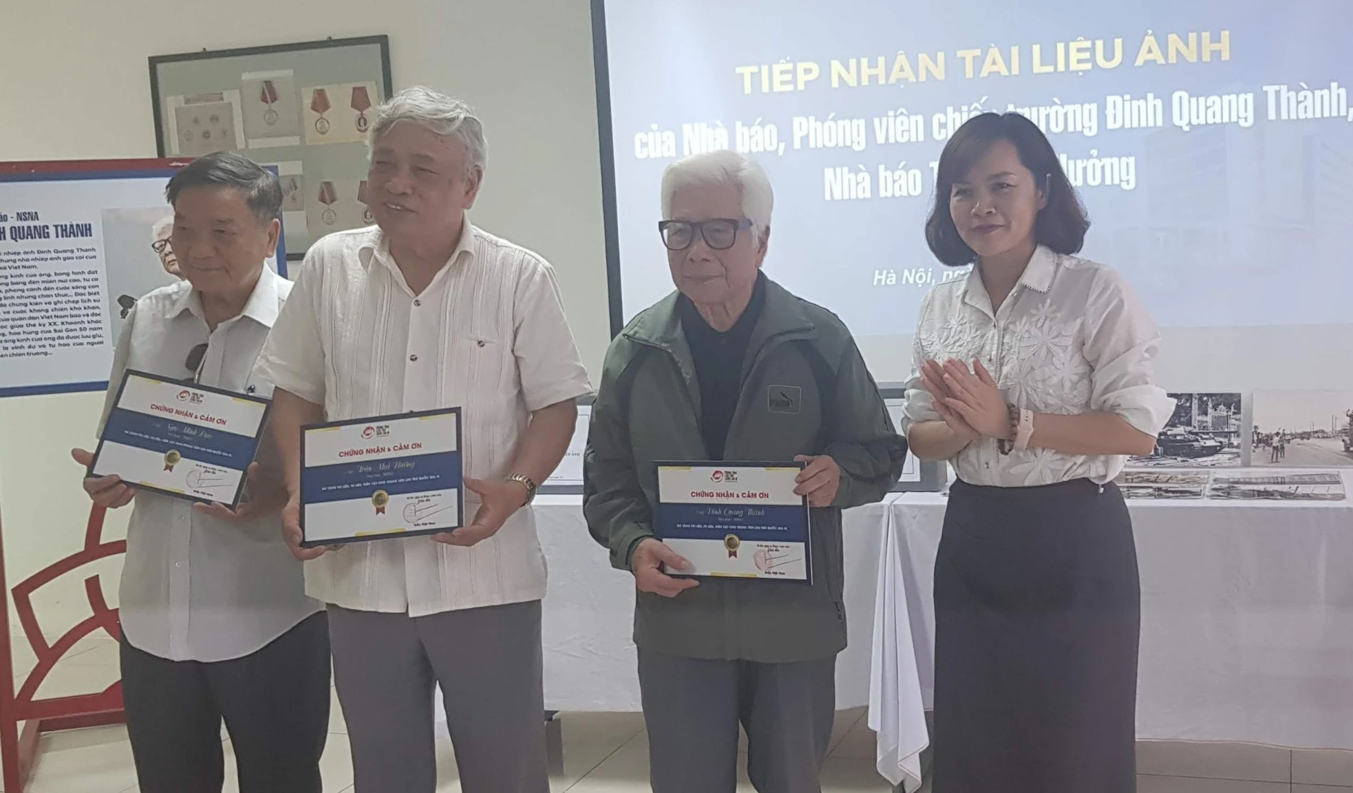 Các nhà báo Ngô Minh Đạo, Trần Mai Hưởng, Đinh Quang Thành (từ trái sang) trong Lễ trao tặng những bức ảnh tư liệu tại Trung tâm Lưu trữ Quốc gia III.