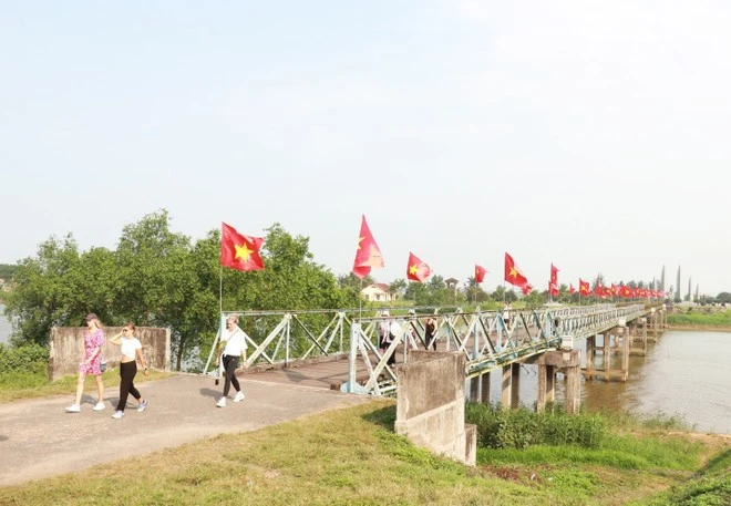Du khách quốc tế tham quan cầu Hiền Lương–sông Bến Hải thuộc Di tích Quốc gia Đặc biệt Đôi bờ Hiền Lương-Bến Hải, tỉnh Quảng Trị.