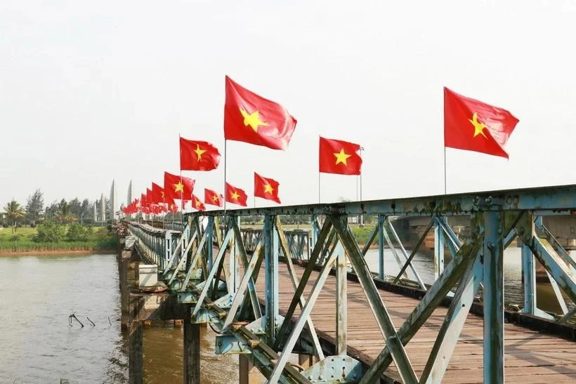 Cầu Hiền Lương - sông Bến Hải thuộc Di tích quốc gia đặc biệt Đôi bờ Hiền Lương - Bến Hải, tỉnh Quảng Trị.