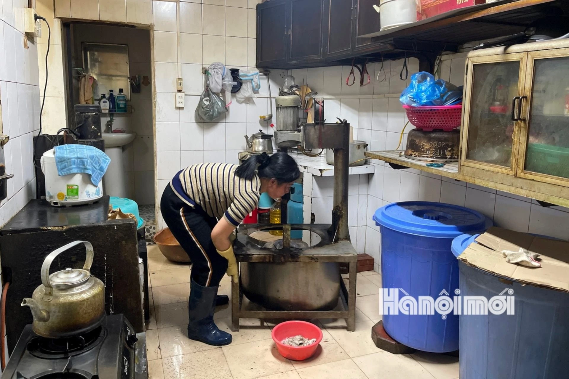 Khu vực sản xuất bánh cốm Nguyên Ninh nằm trong khu bếp của gia đình không bảo đảm các điều kiện vệ sinh, an toàn thực phẩm.