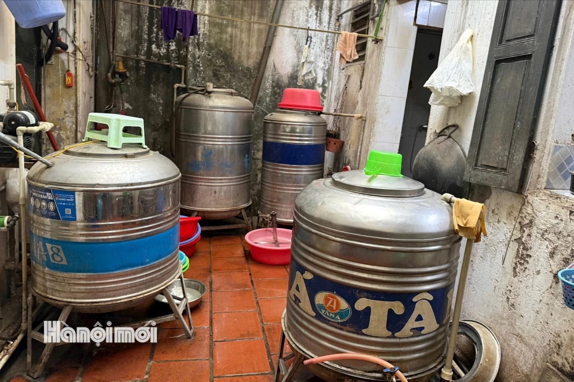 Một góc khu vực sản xuất của cơ sở bánh cốm Nguyên Ninh.