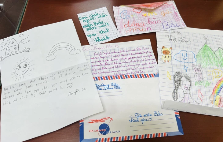 Những bức thư, tranh vẽ của các em học sinh Trường mầm non - tiểu học Me Since 1988 (quận Bình Tân, TP.HCM) gửi gắm tấm lòng đến bà con vùng bão lũ miền Bắc.