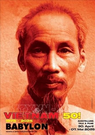 Ảnh Chủ tịch Hồ Chí Minh, vị lãnh tụ kính yêu của dân tộc Việt Nam, được đặt trang trọng tại triển lãm "VIETNAM 75". Ảnh Chủ tịch Hồ Chí Minh, vị lãnh tụ kính yêu của dân tộc Việt Nam, được đặt trang trọng tại triển lãm "VIETNAM 75".