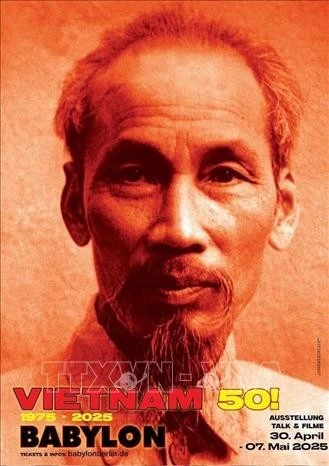 Ảnh Chủ tịch Hồ Chí Minh, vị lãnh tụ kính yêu của dân tộc Việt Nam, được đặt trang trọng tại triển lãm "VIETNAM 75".