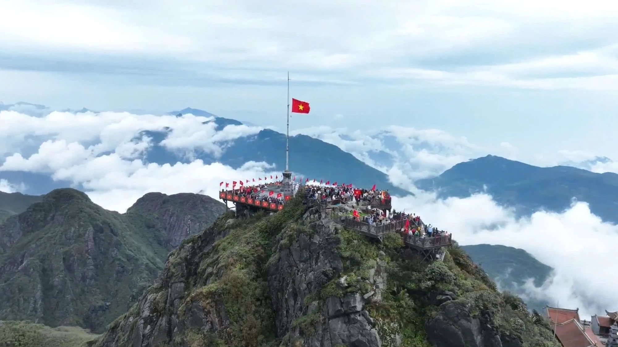 Trên đỉnh Fansipan “nóc nhà Đông Dương”, đúng 10 giờ sáng 30/4 diễn ra lễ thượng cờ uy nghiêm tại cột cờ cao nhất Việt Nam.