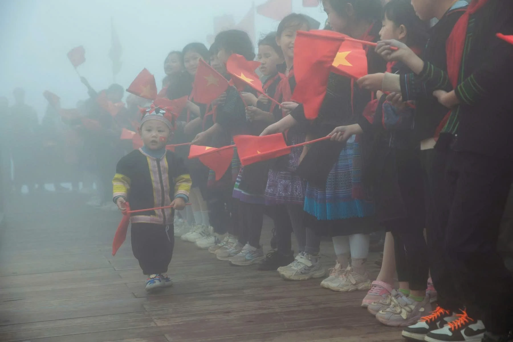 Cờ Tổ quốc tung bay trên nóc nhà Đông Dương sáng 30/4.