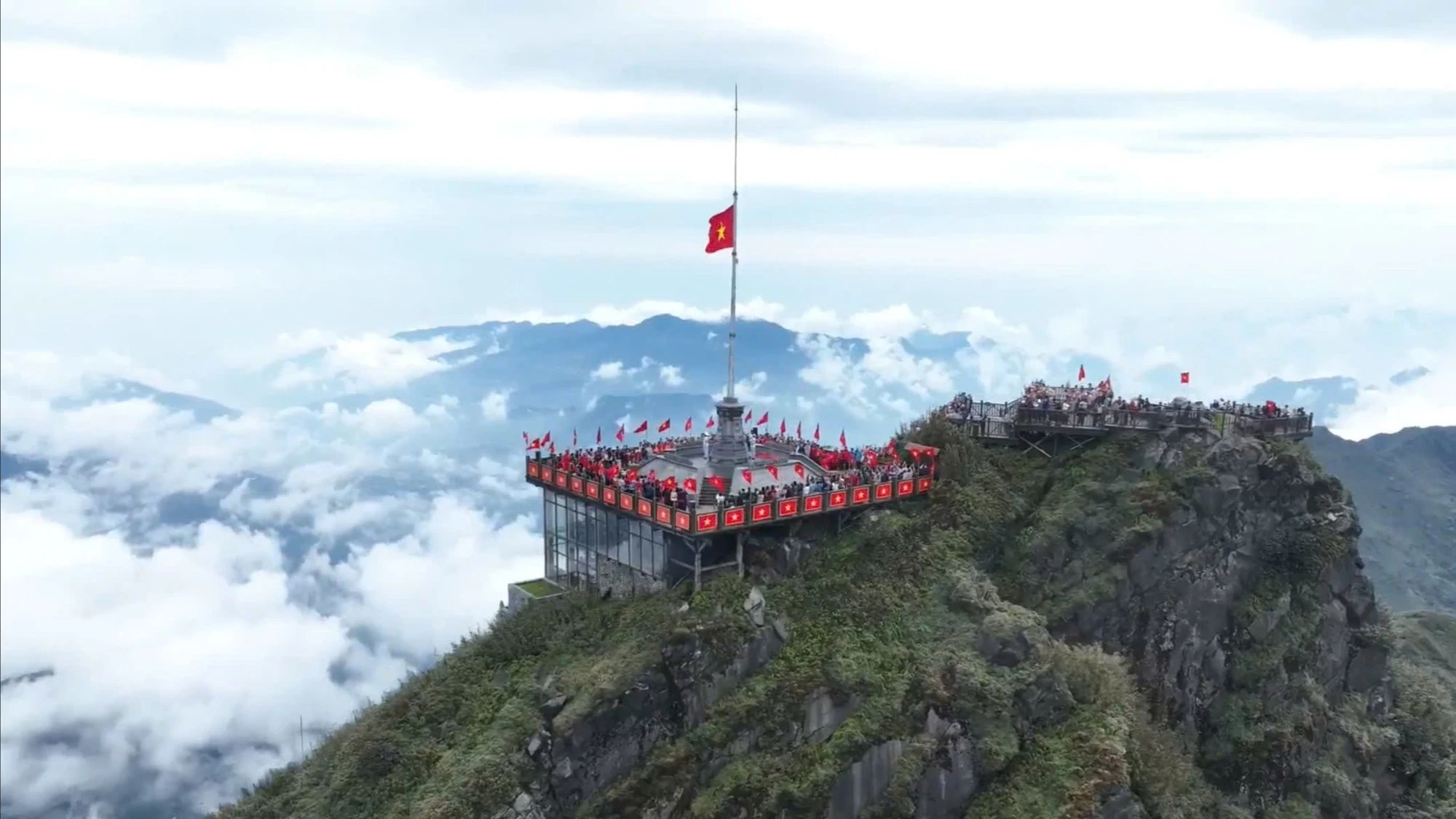 Lễ thượng cờ và chào cờ trên độ cao hơn 3.000m so với mực nước biển.