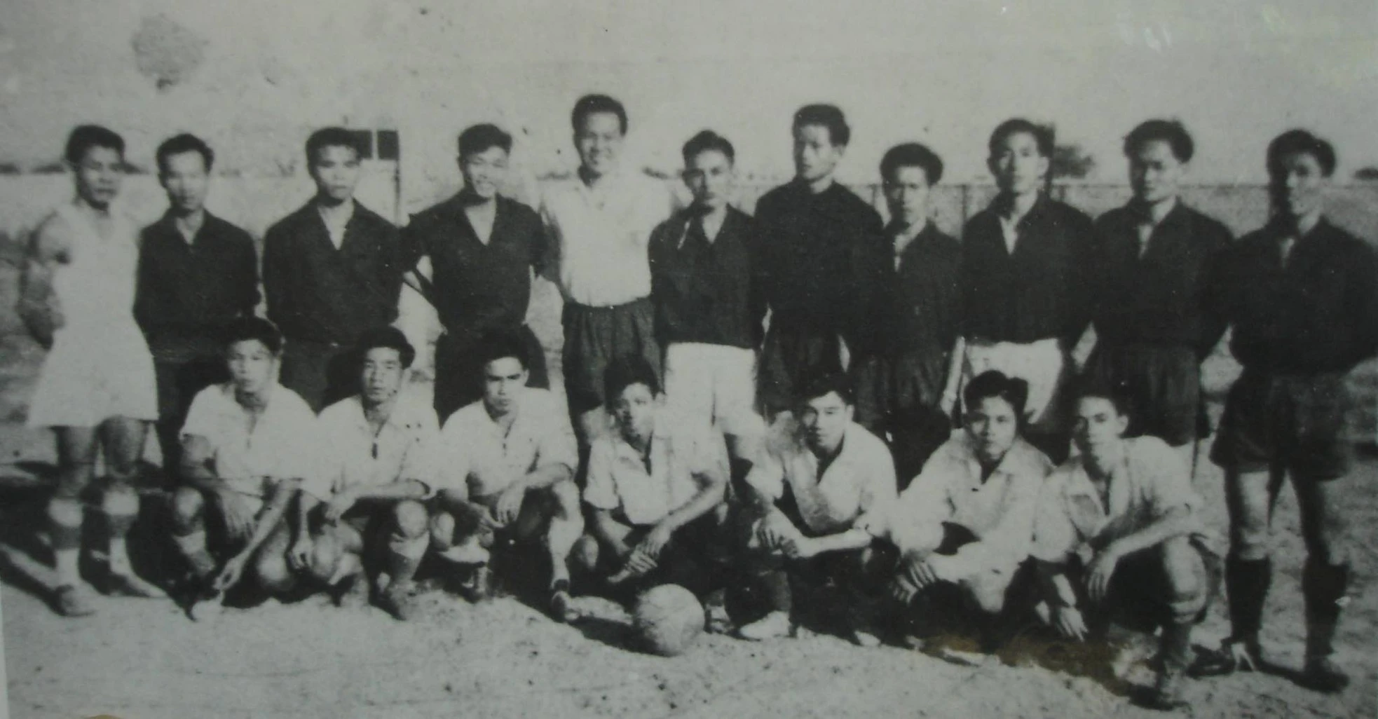 Tuyển bóng đá Liên quân Hải Phòng năm 1946, ảnh của nhà văn Đặng Vương Hưng được cố danh thủ Nguyễn Lan cung cấp.