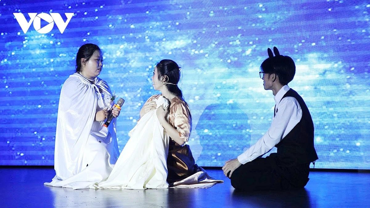 Đêm Chung kết Hội thi Diễn kịch Tiếng Anh “DNC SPOTLIT, Wanders in Worldlands” với nhiều tác phẩm văn học cổ điển nước ngoài được sinh viên dàn dựng. Đêm Chung kết Hội thi Diễn kịch Tiếng Anh “DNC SPOTLIT, Wanders in Worldlands” với nhiều tác phẩm văn học cổ điển nước ngoài được sinh viên dàn dựng.