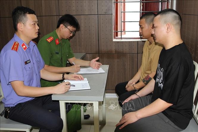 Cơ quan chức năng lấy lời khai các đối tượng trong đường dây tội phạm lừa đảo xuyên quốc gia. Cơ quan chức năng lấy lời khai các đối tượng trong đường dây tội phạm lừa đảo xuyên quốc gia.