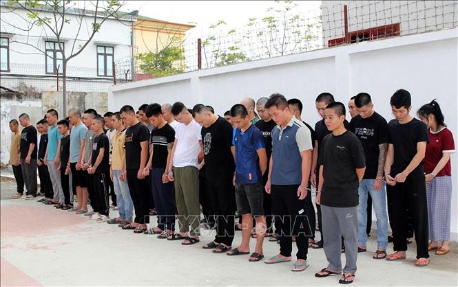 Gần 100 đối tượng trong đường dây lừa đảo bị cơ quan chức năng bắt giữ. Gần 100 đối tượng trong đường dây lừa đảo bị cơ quan chức năng bắt giữ.