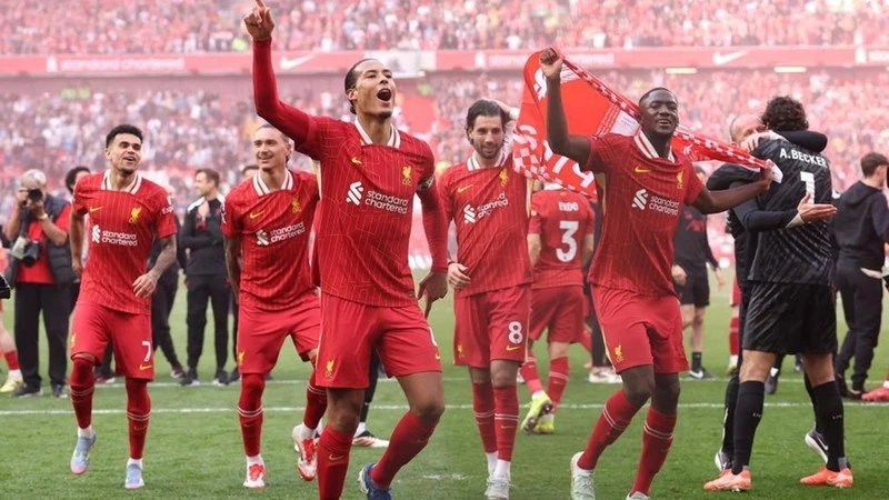 Đội trưởng Virgil van Dijk ăn mừng cùng các đồng đội sau khi trọng tài thổi còi kết thúc trận đấu.