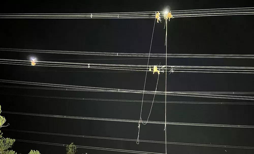 Công nhân Truyền tải điện xuyên đêm khắc phục sự cố do bão số 3 gây ra. Công nhân Truyền tải điện xuyên đêm khắc phục sự cố do bão số 3 gây ra.