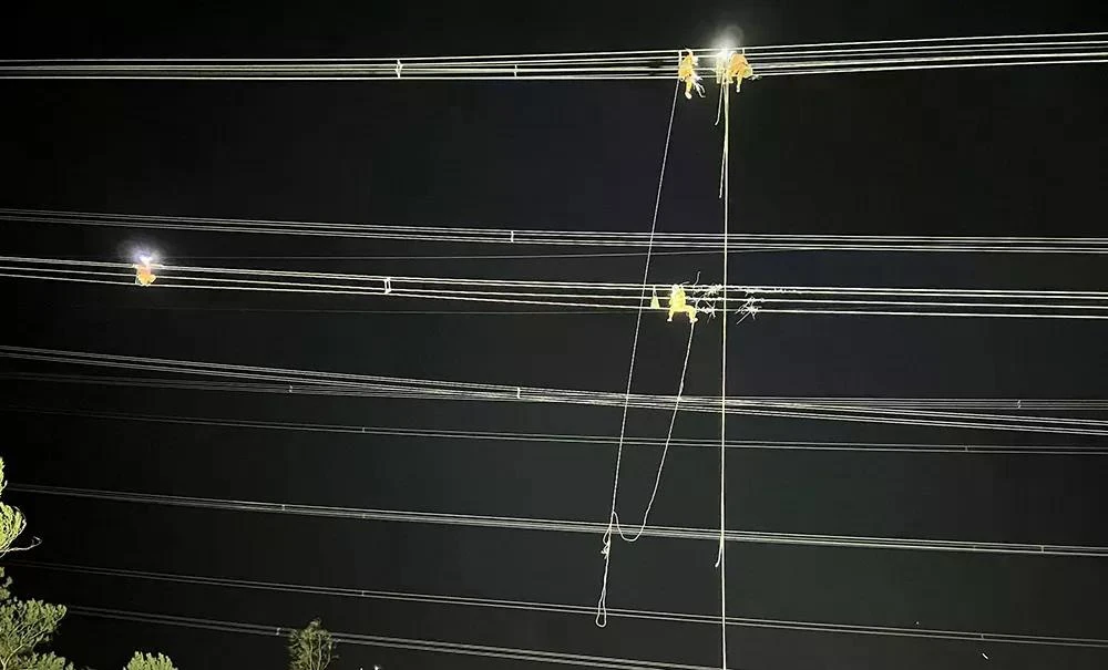 Công nhân Truyền tải điện xuyên đêm khắc phục sự cố do bão số 3 gây ra.