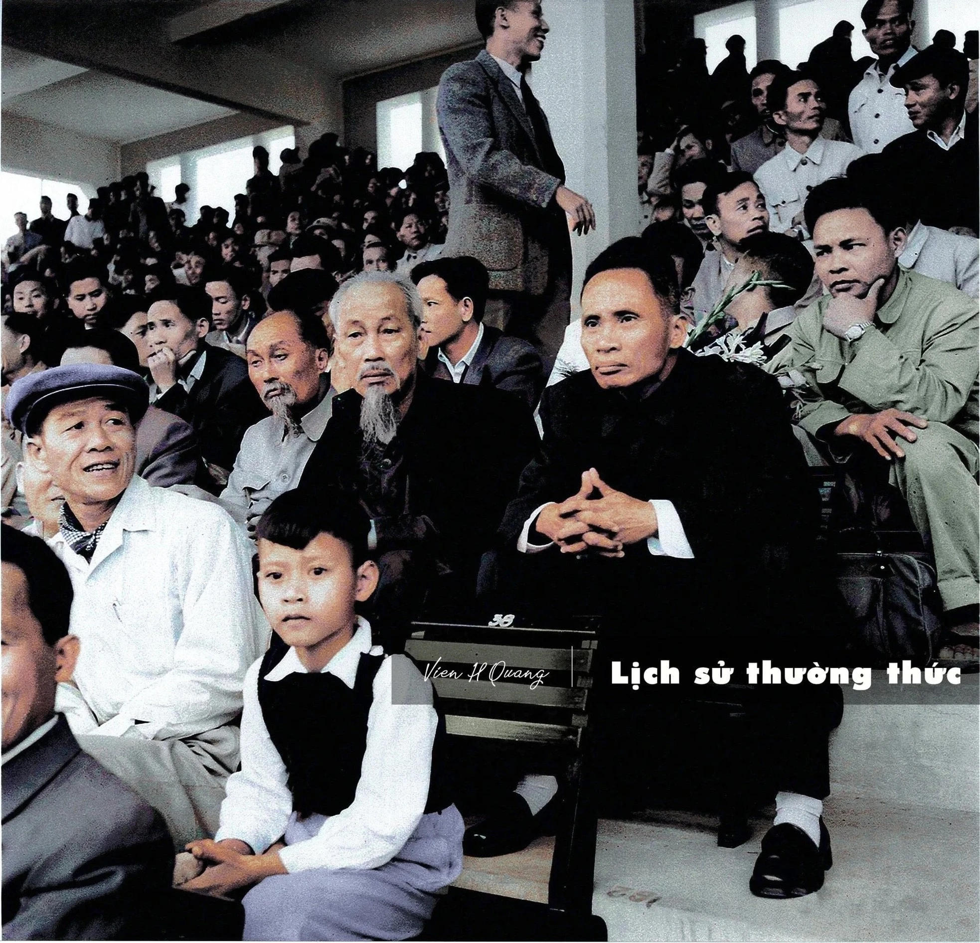 Chủ tịch Hồ Chí Minh cùng Thủ tướng Phạm Văn Đồng dự khán trận khai trương sân Hàng Đẫy giữa đội tuyển Phnôm Pênh (Campuchia) với đội tuyển Hải Phòng. (Ảnh: Viên Hồng Quang phục dựng màu từ ảnh tư liệu của TTXVN).