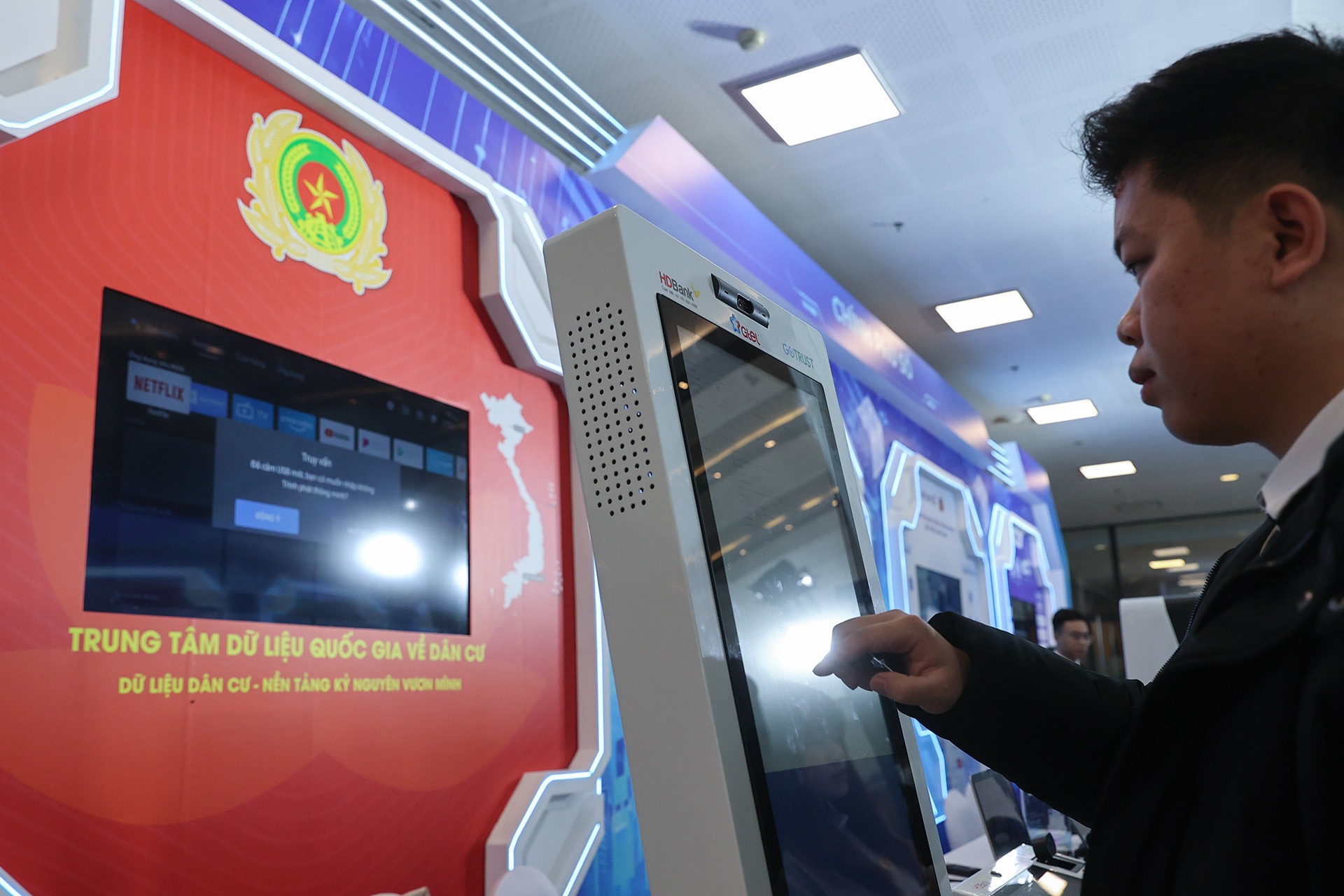 Chuyển đổi số phải đặt người dân và doanh nghiệp ở vị trí trung tâm, và sự hài lòng của người dân là thước đo quan trọng hàng đầu. Chuyển đổi số phải đặt người dân và doanh nghiệp ở vị trí trung tâm, và sự hài lòng của người dân là thước đo quan trọng hàng đầu.