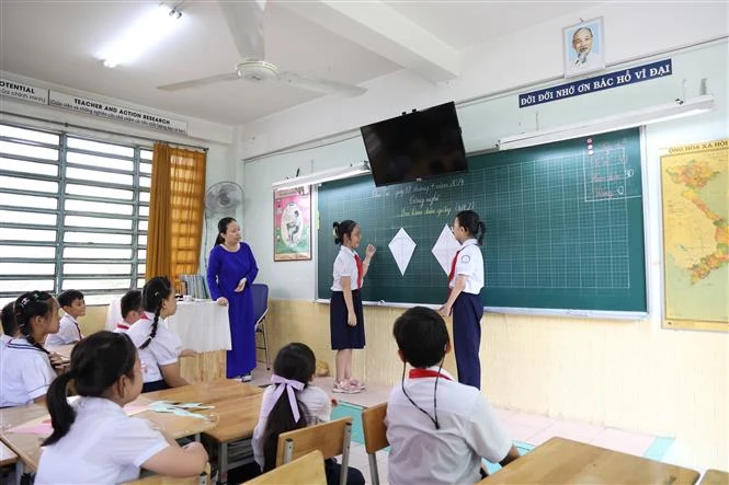 Đến hẹn lại lên, thu - chi đầu năm học khiến nhiều phụ huynh băn khoăn.