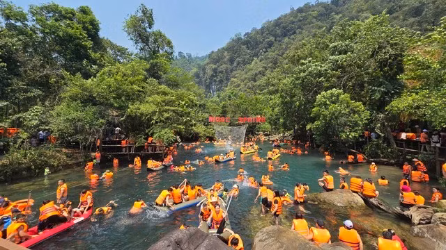 Suối Nước Moọc luôn kín khách đến tắm mát.