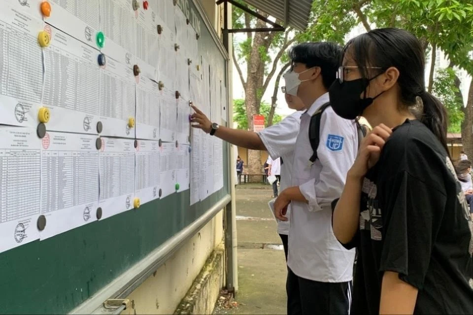 Thí sinh kiểm tra thông tin trước khi dự thi tốt nghiệp THPT năm 2024.