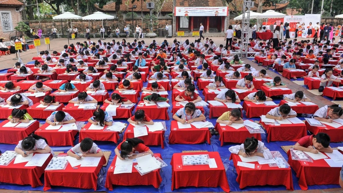 Các thí sinh tham gia các phần thi tại Văn Miếu - Quốc Tử Giám (Hà Nội).