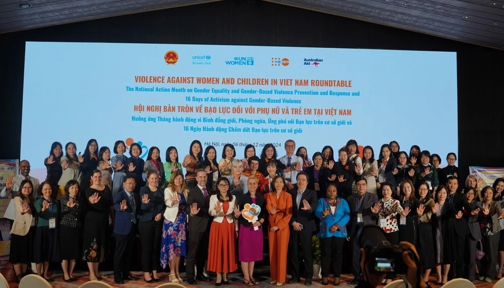 Các đại biểu cùng giơ thông điệp kêu gọi xoá bỏ bạo lực với phụ nữ và trẻ em gái.