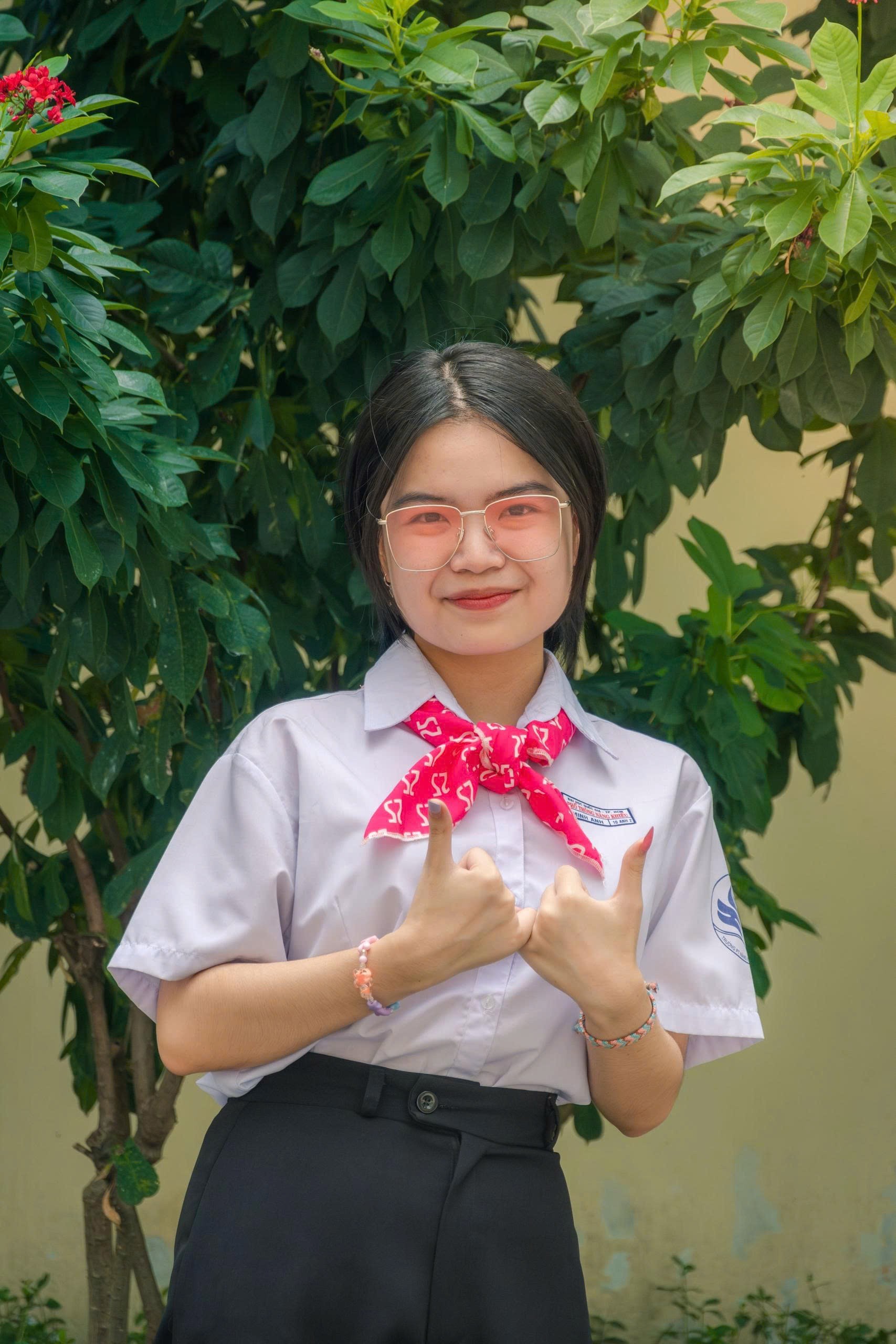 Nham Ngoc Minh Anh (សិស្សថ្នាក់ទី 12 នៅវិទ្យាល័យ Gifted សាកលវិទ្យាល័យជាតិនៃទីក្រុងហូជីមិញ) បច្ចុប្បន្នជាអ្នករួមចំណែកដល់កាសែត Hoa Hoc Tro ។ Nhâm Ngọc Minh Anh (Học sinh lớp 12 trường Phổ Thông Năng Khiếu ĐHQG TP.HCM) hiện đang là cộng tác viên báo Hoa Học Trò.