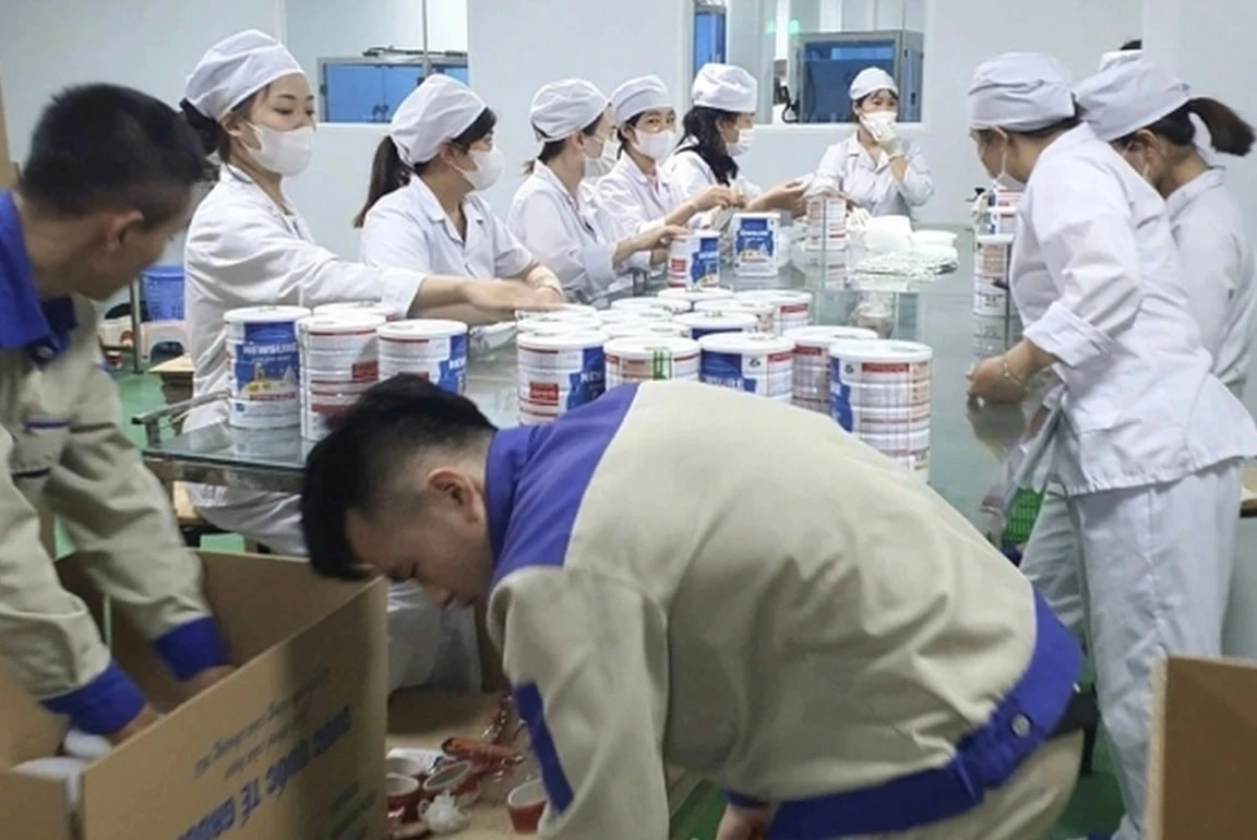 Lô sữa giả bị phát hiện đang được đóng gói.