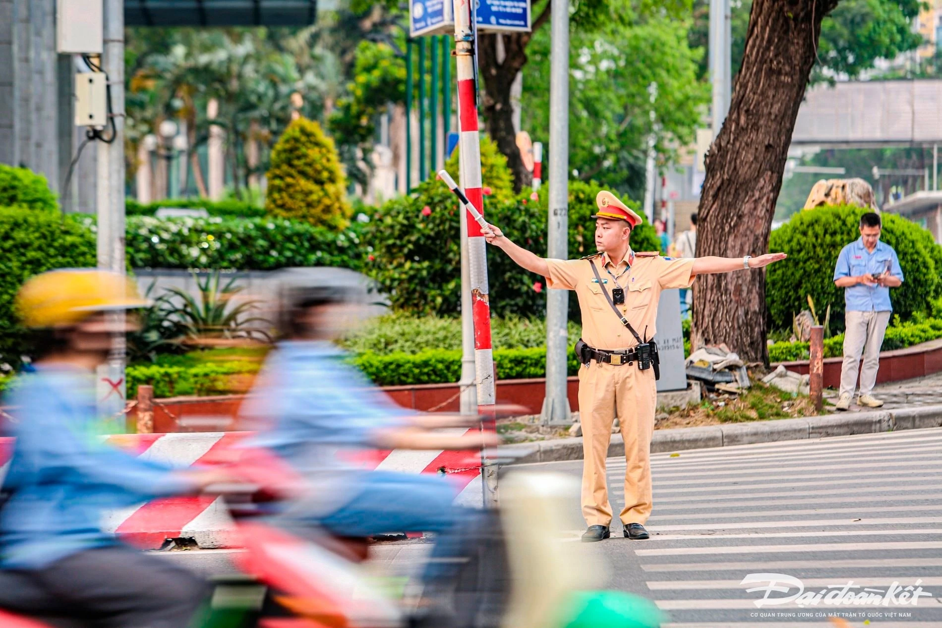 Lực lượng CSGT Hà Nội phân luồng giao thông.