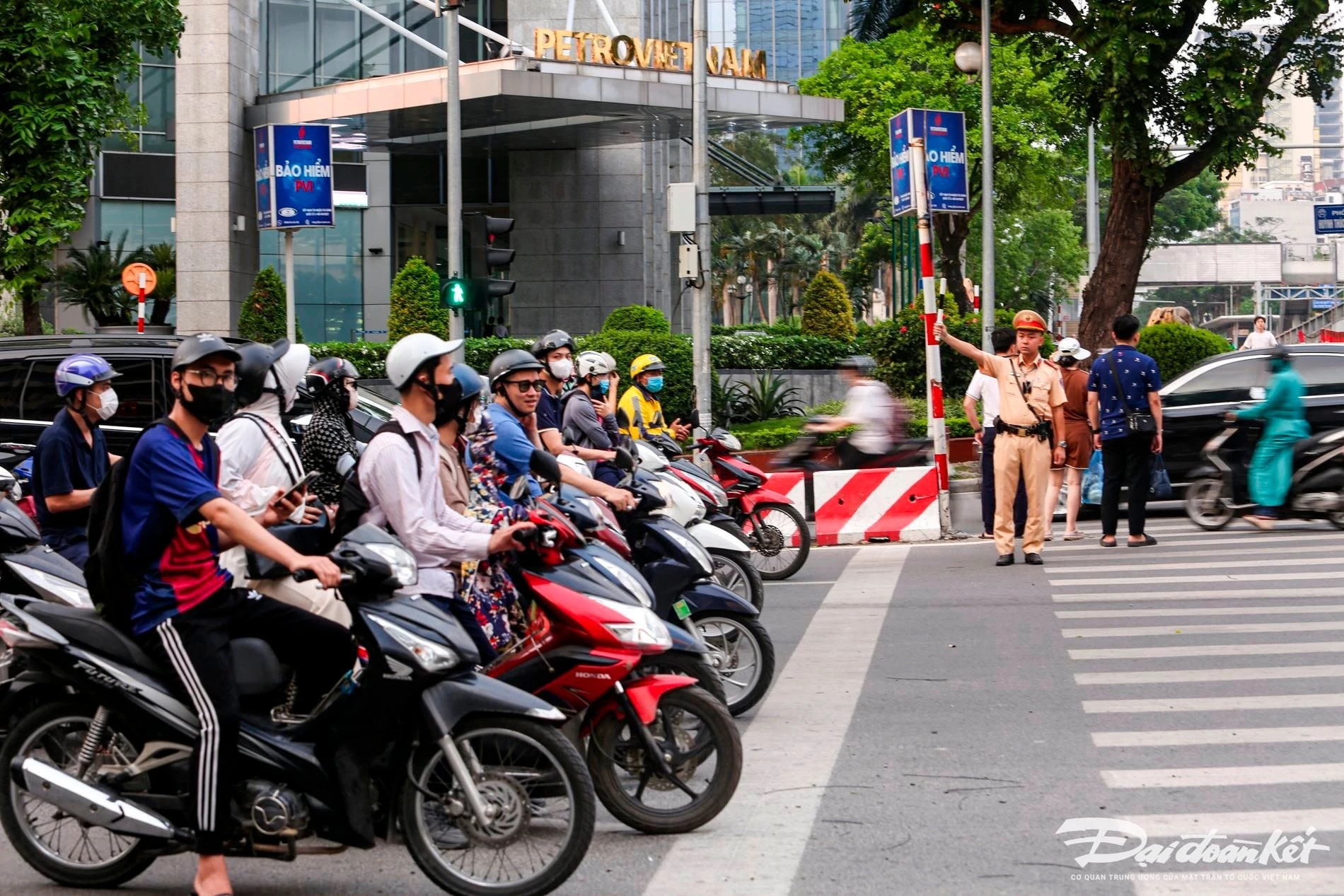 Người dân Hà Nội dừng chờ đèn đỏ.