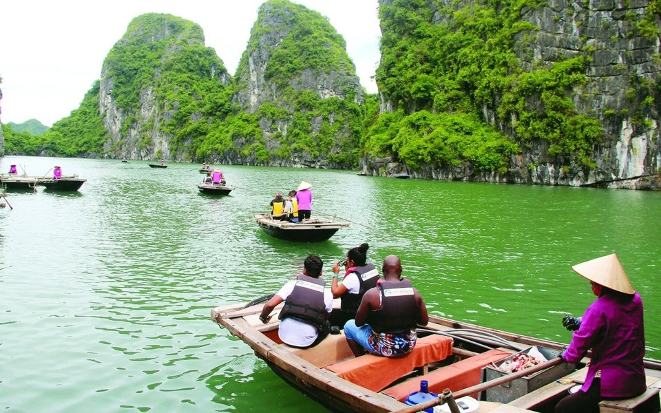 Khách du lịch quốc tế tham quan Vịnh Hạ Long.