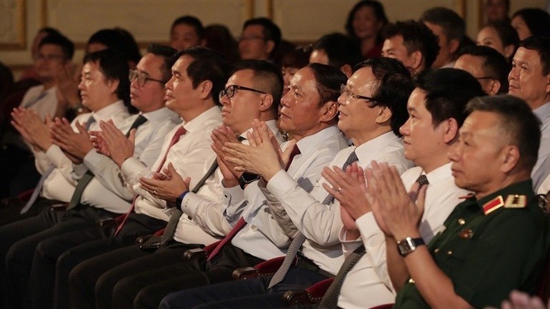 Các đại biểu tham dự chương trình. Các đại biểu tham dự chương trình.