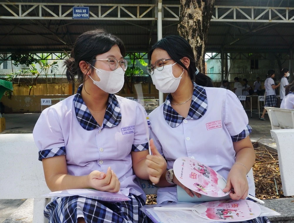 Thí sinh tại điểm thi Trường THCS Trường Thọ (thành phố Thủ Đức) phấn khởi vì hoàn thành khá tốt bài thi Ngữ văn năm 2024.