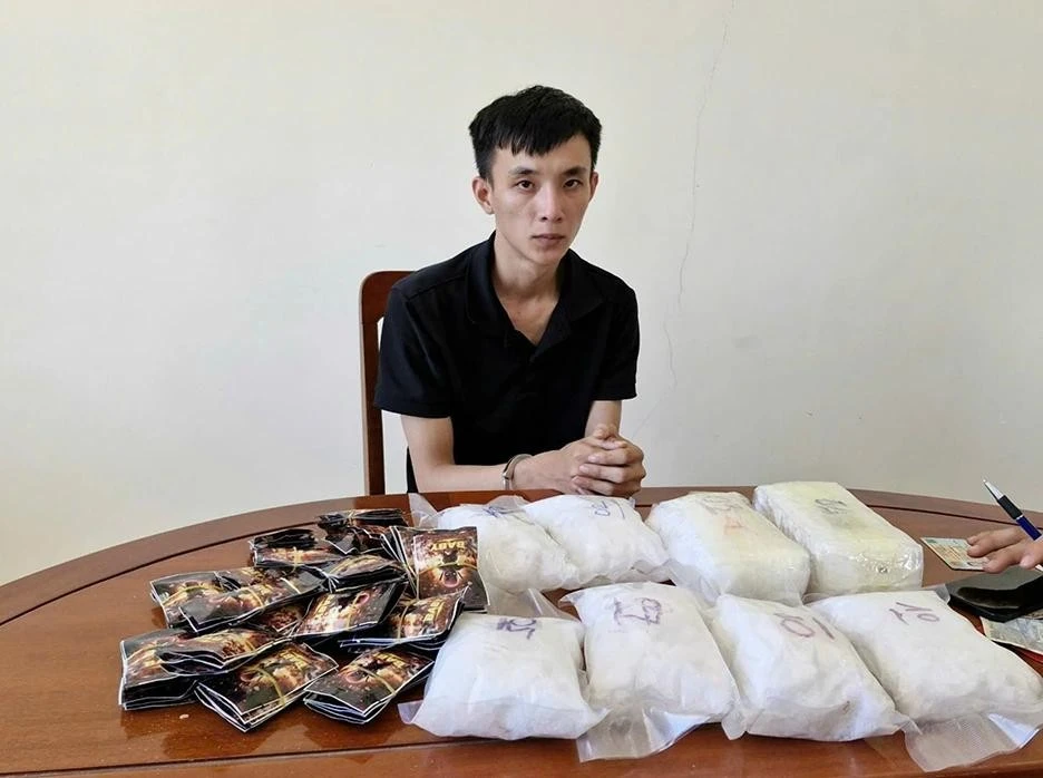 Đối tượng Trần Phước Dương bị bắt cùng tang vật ma túy được gọi "Nước vui".