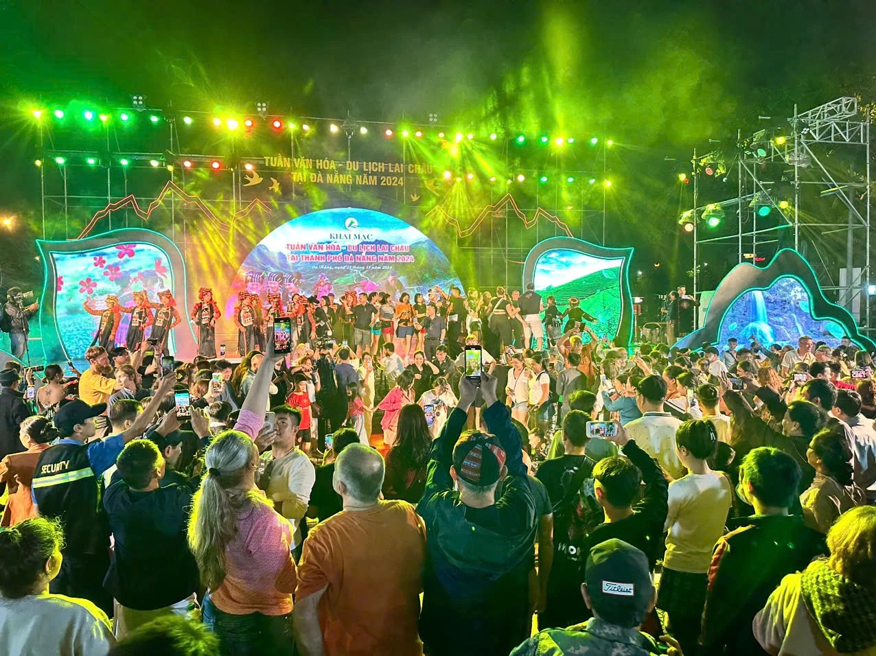 Người dân Đà Nẵng và du khách nắm tay thật chặt và hẹn ngày gặp lại tại Lai Châu.