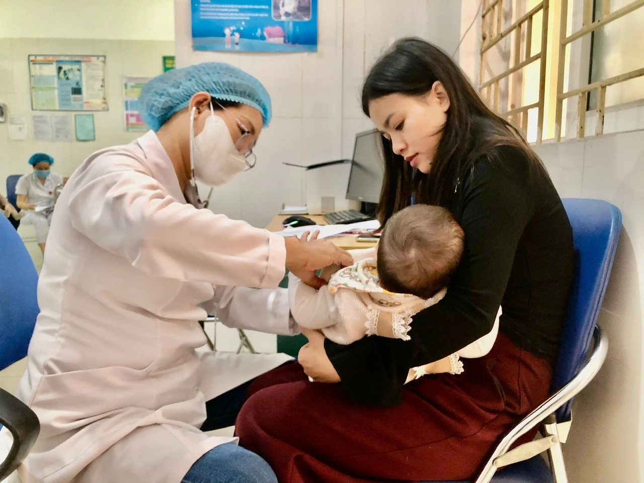 Tiêm vaccine sởi cho trẻ tại Hà Nội.