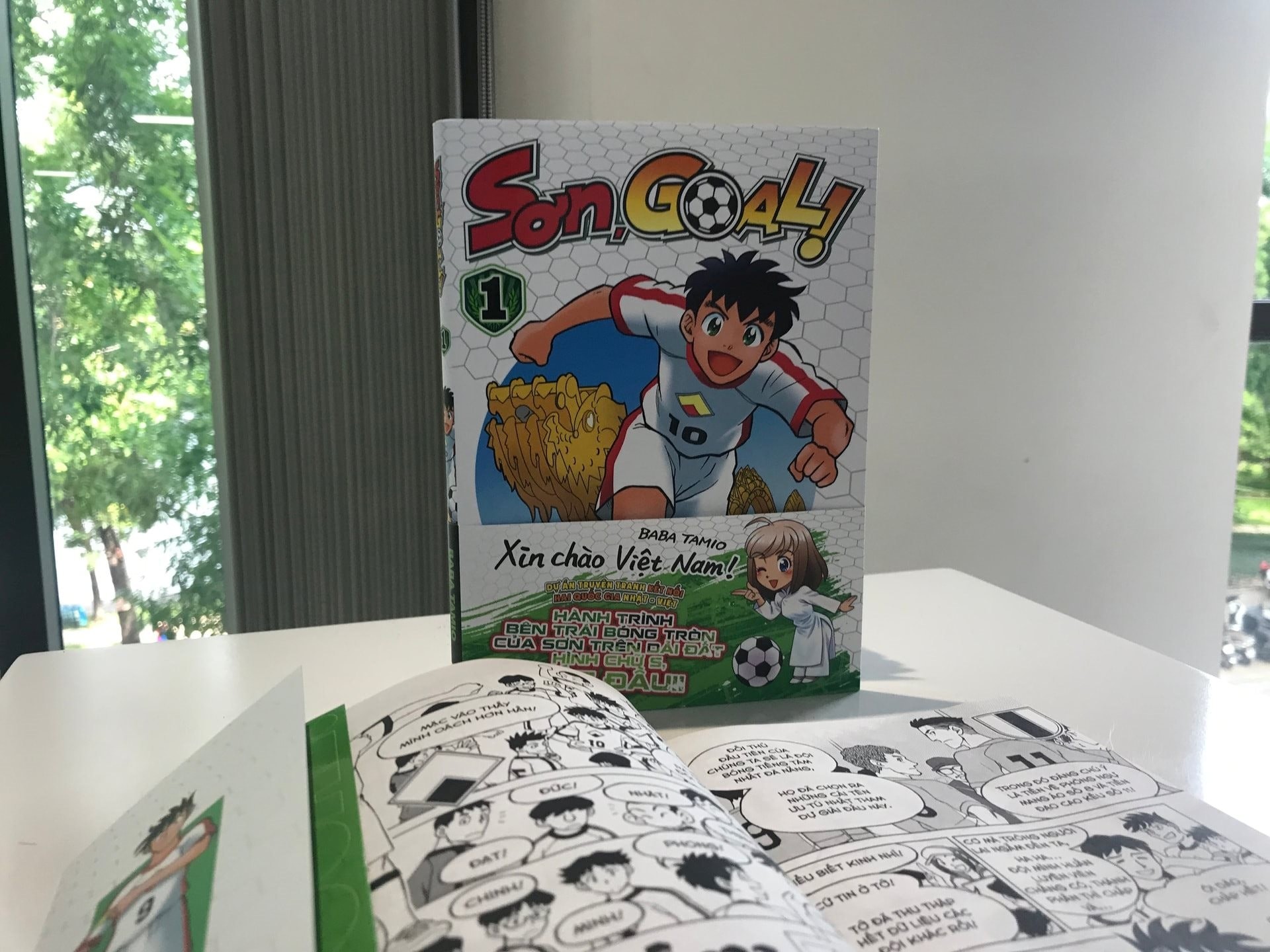 Những ấn bản đầu tiên của “Sơn, Goal!” được bày bán tại Việt Nam. Những ấn bản đầu tiên của “Sơn, Goal!” được bày bán tại Việt Nam.