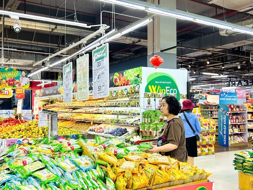 Hàng hóa thiết yếu tại các siêu thị rất dồi dào.