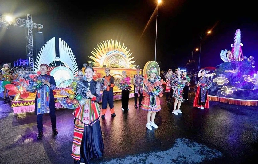 Tỉnh Hòa Bình vừa tổ chức Tuần Văn hóa - Du lịch từ ngày 15 - 23/11, với nhiều hoạt động cuốn hút người dân và du khách.