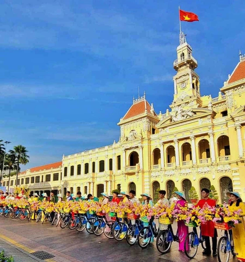 Những gương mặt trẻ Thành phố Hồ Chí Minh, Việt Nam nồng nhiệt chào đón du khách.