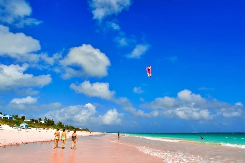 Bãi biển Pink Sands đẹp mê hồn với cát màu hồng phấn trên đảo Harbor của Bahamas, được tạp chí Mỹ CNTraveller xếp thứ nhất trong danh sách "71 địa điểm đẹp nhất thế giới".
